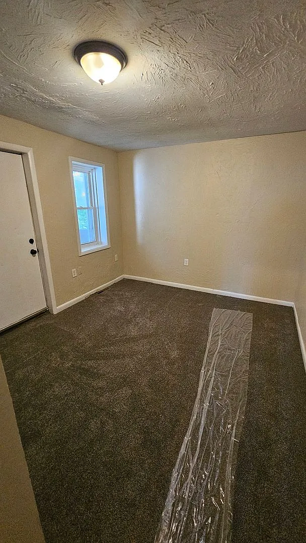 3 Bedroom Home with Fenced Yard & Central Air — Photo 3