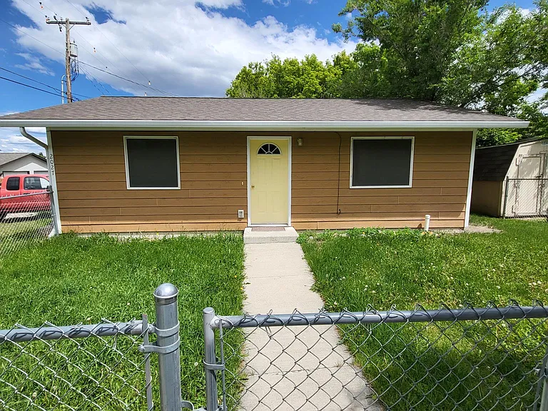 2027 N Sanders St — Photo 1