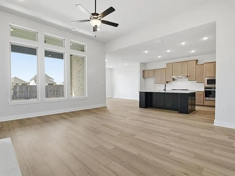 327 Grand Legacy — Photo 11