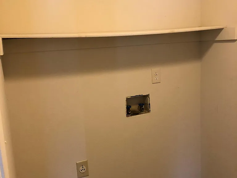 laundry room w/ washer/dryer hookup