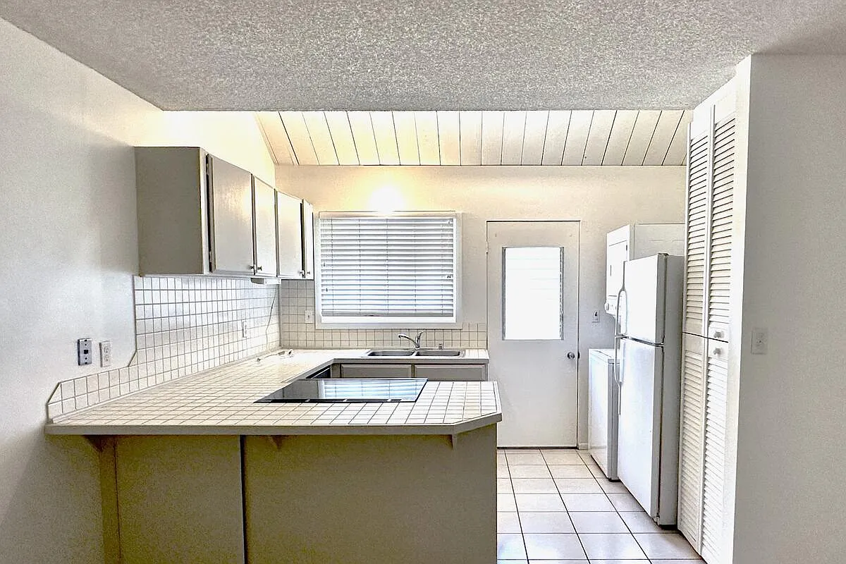 3 bed, 1305 sqft, $3,900 — Photo 2
