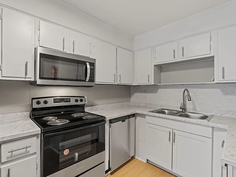 Cedarwood Apartments — Photo 17