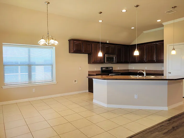 217 Creekwood Dr — Photo 4