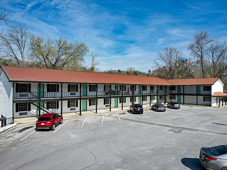 Sunset Rock Apartments — Photo 7
