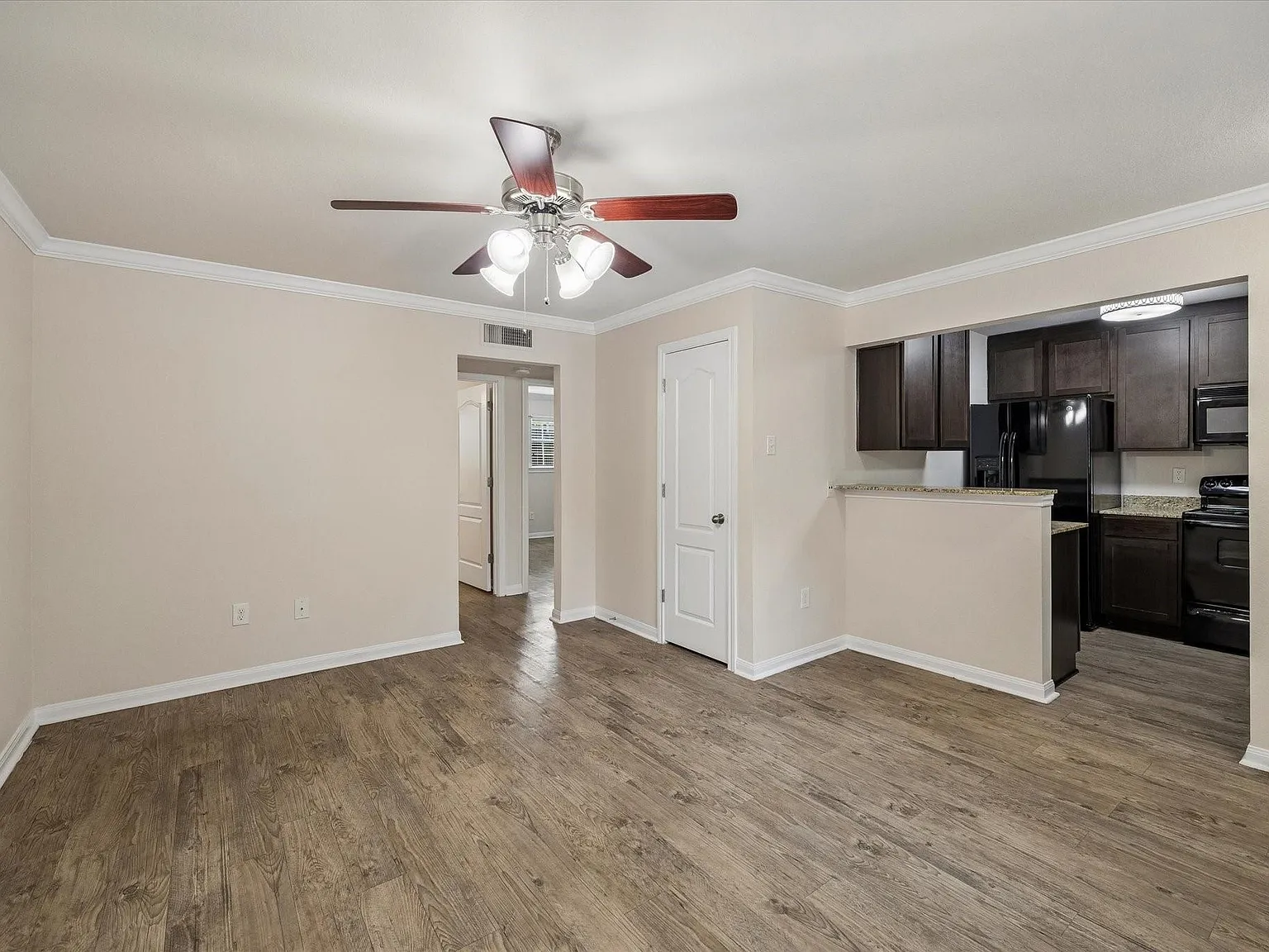 2 bed, 1.0 bath, 820 sqft, $1,395 — Photo 2