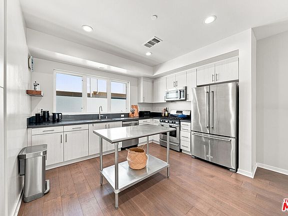 5th image of 2928 Rowena Ave #3