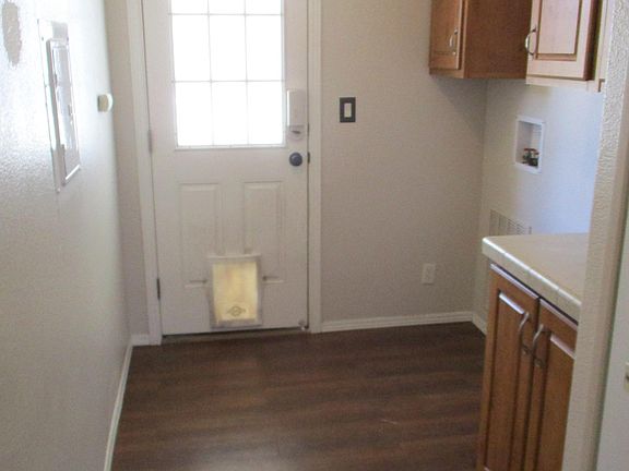 Laundry Room Hook-Ups Only (Gas)