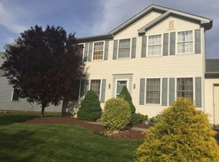 2609 Fieldview Dr, Macungie, PA 18062