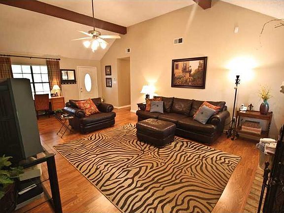 3rd image of 209 Driftwood St