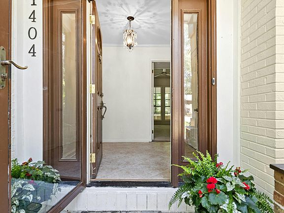 3rd image of 1404 Wildwood Dr
