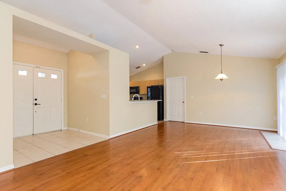 3 bed, 2.0 bath, 1256 sqft, $1,985 — Photo 2