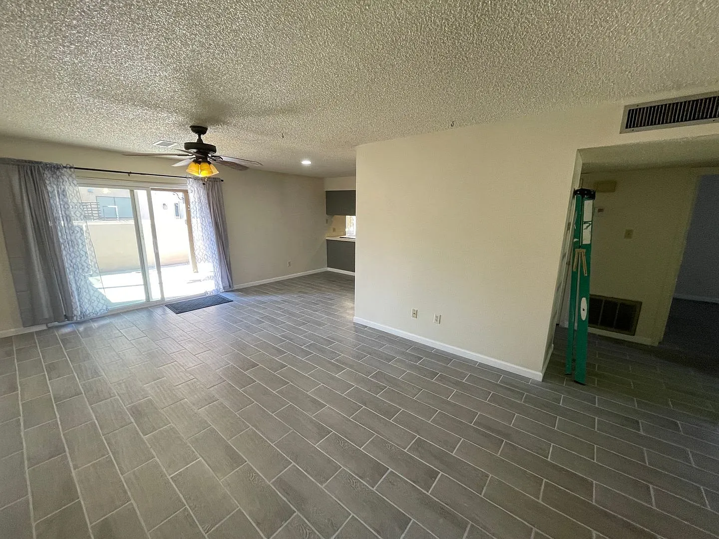 Cute 2 bedroom 2 bath Condo for RENT in Four Palms Condominium Complex — Photo 3