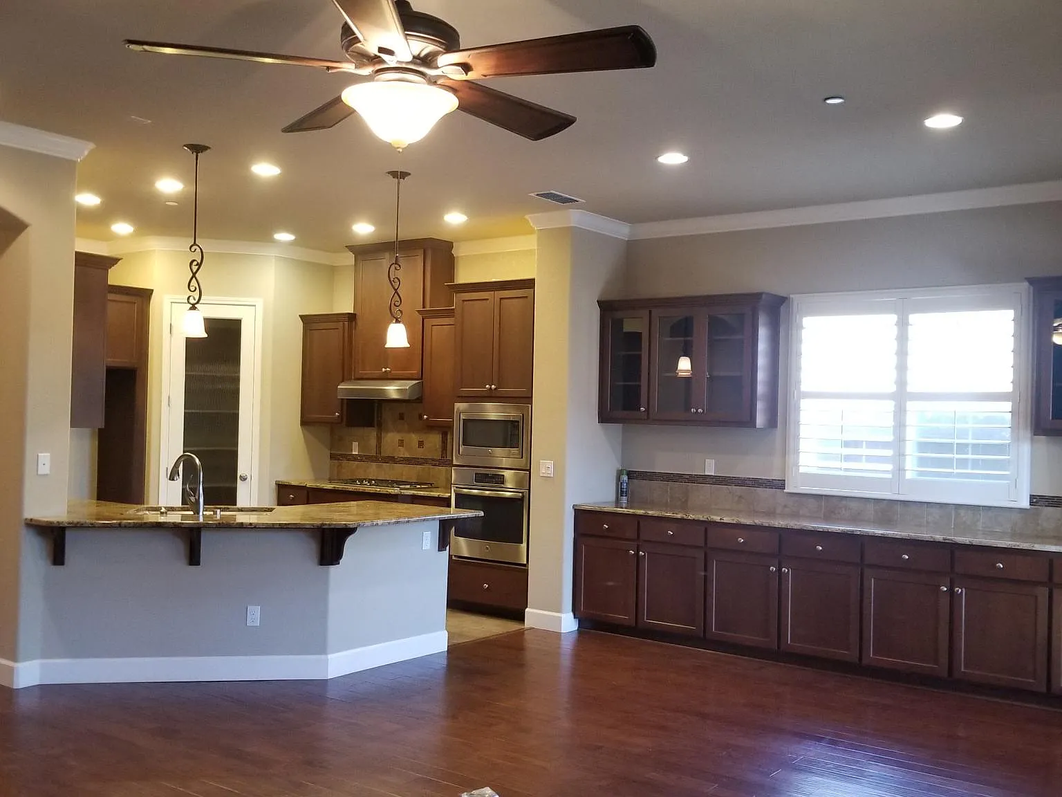 4 bed, 2334 sqft, $3,100 — Photo 2