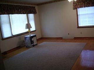 2nd image of 5527 Northcote Ave