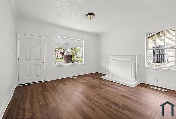 2619 Avenue F — Photo 2