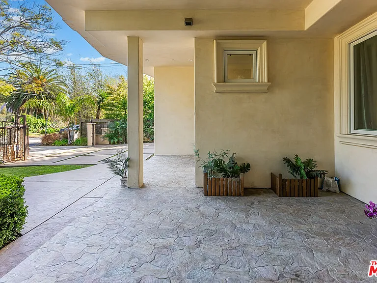 391 S Saltair Ave — Photo 4