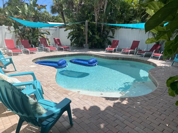 4 Alhambra St, Saint Pete Beach, FL 33706