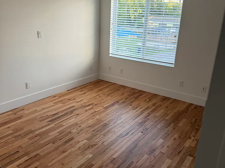 2223 Howell St — Photo 9