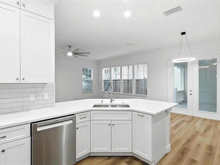 912 Waterside Dr — Photo 15