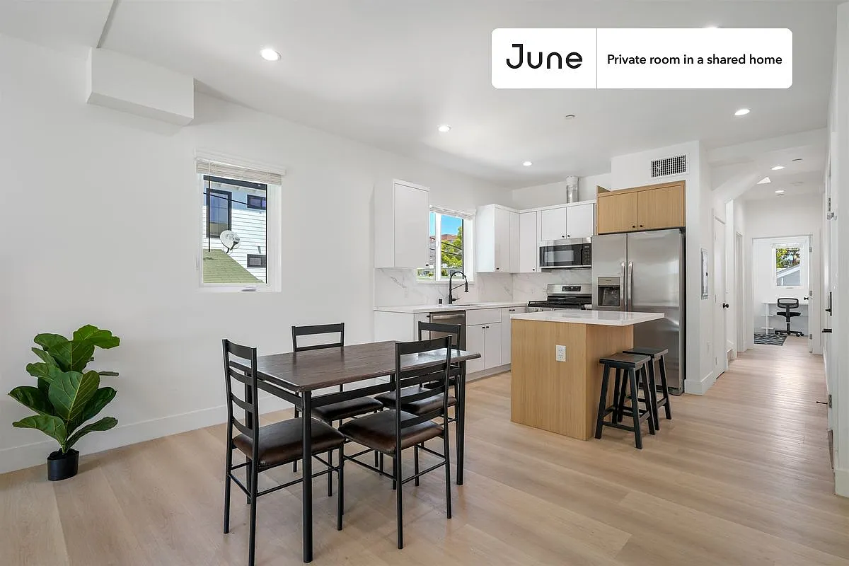 Queen bedroom in 4 bed/3 bath home in Hollywood #1857 C — Photo 4