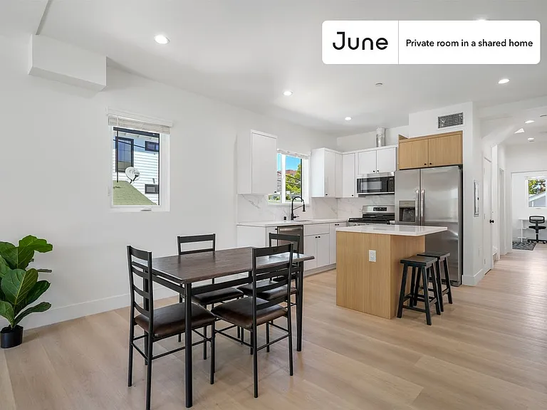 1321 N June St #C — Photo 4