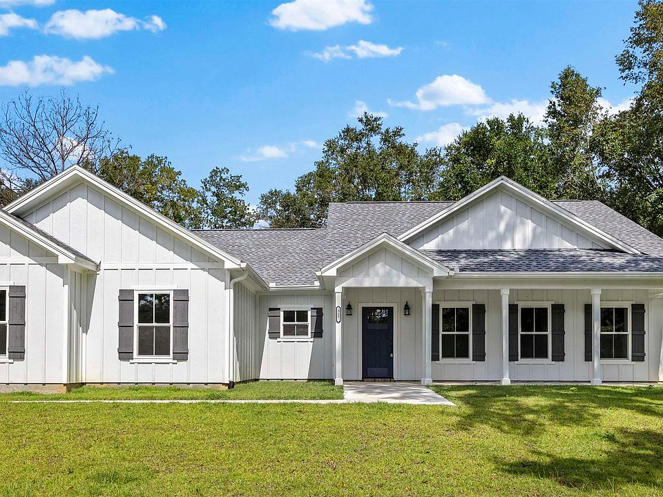 1st image of 317 NE Oakwood Way