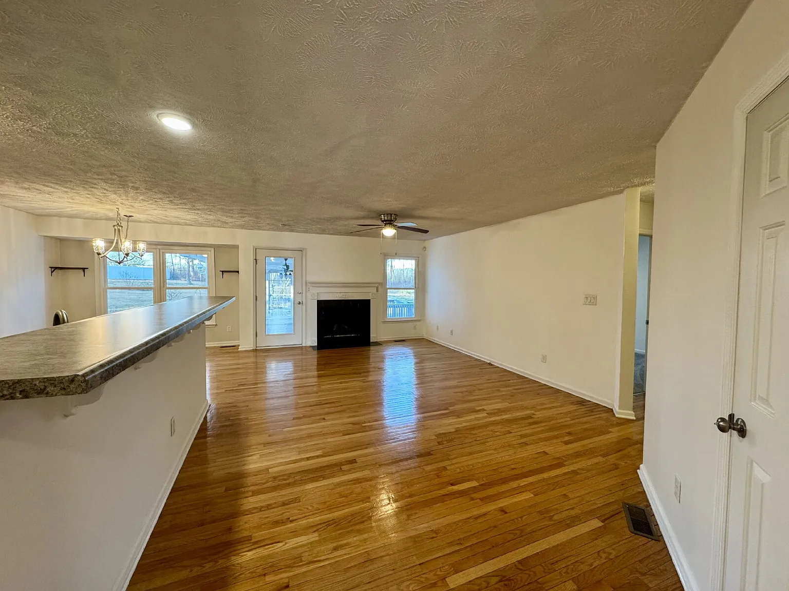 3 bed, 2.0 bath, 1790 sqft, $1,800 — Photo 3