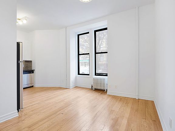 4th image of 570 Jefferson Ave APT 1