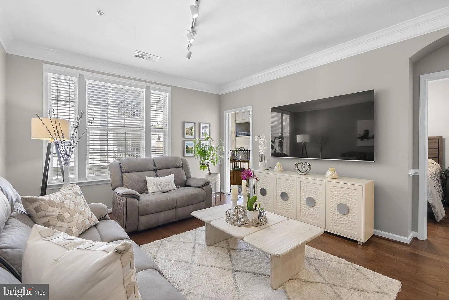 1 bed, 853 sqft, $2,200 — Photo 3