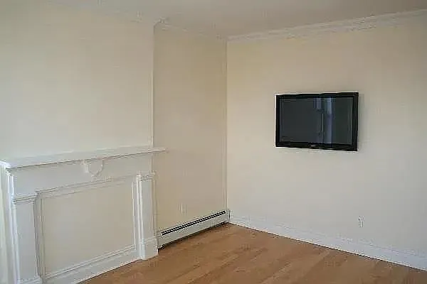 3 bed, 1.0 bath, $4,200 — Photo 2