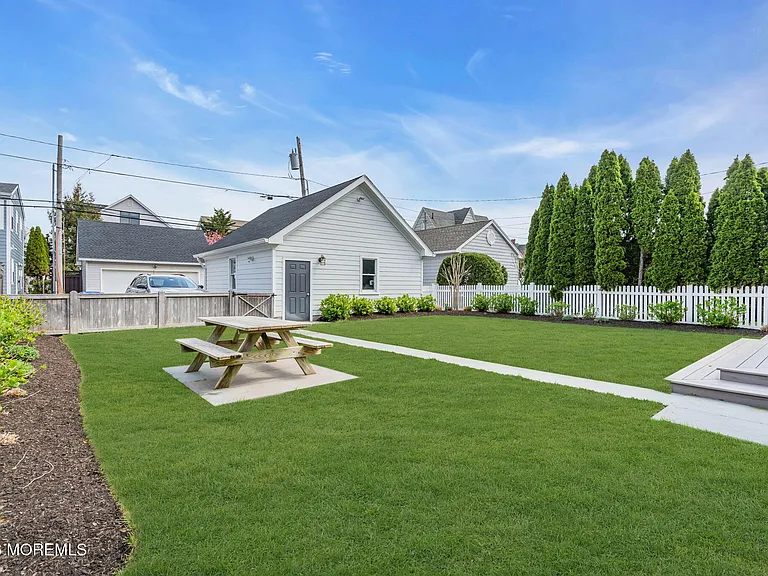 112 Sylvania Ave — Photo 66