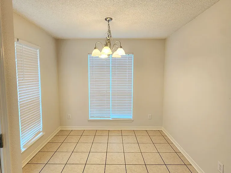 2704 Hampton Park Cir — Photo 7