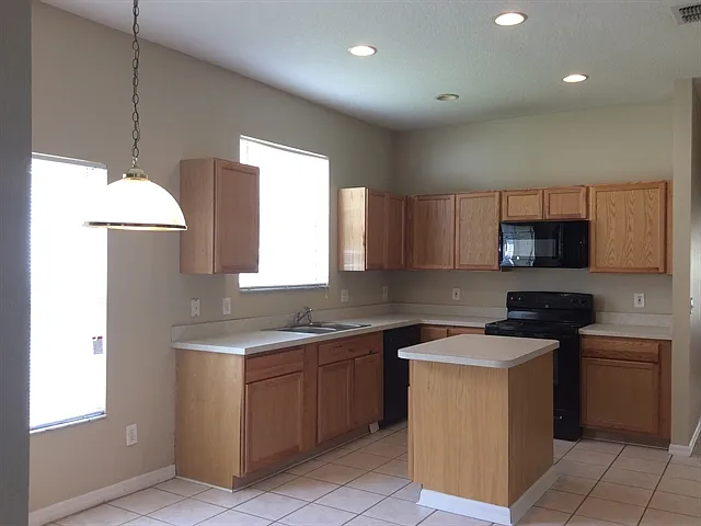 4 bed, 2.0 bath, 2155 sqft, $2,835 — Photo 2