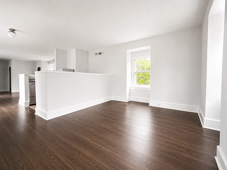 186 W Queen Ln — Photo 11