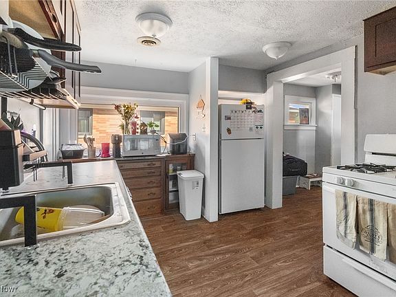 4th image of 2202 Tuxedo Ave