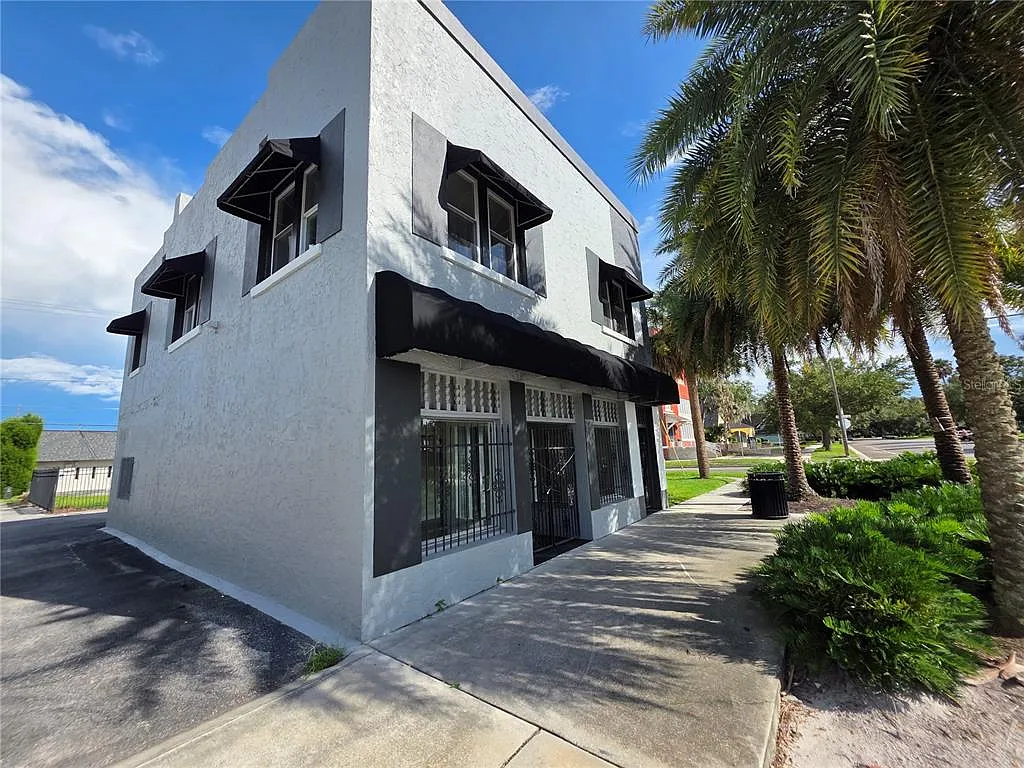 2 bed, 1.0 bath, 1160 sqft, $1,900 — Photo 2