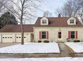 1004 Lincoln Dr E, West Bend, WI 53095