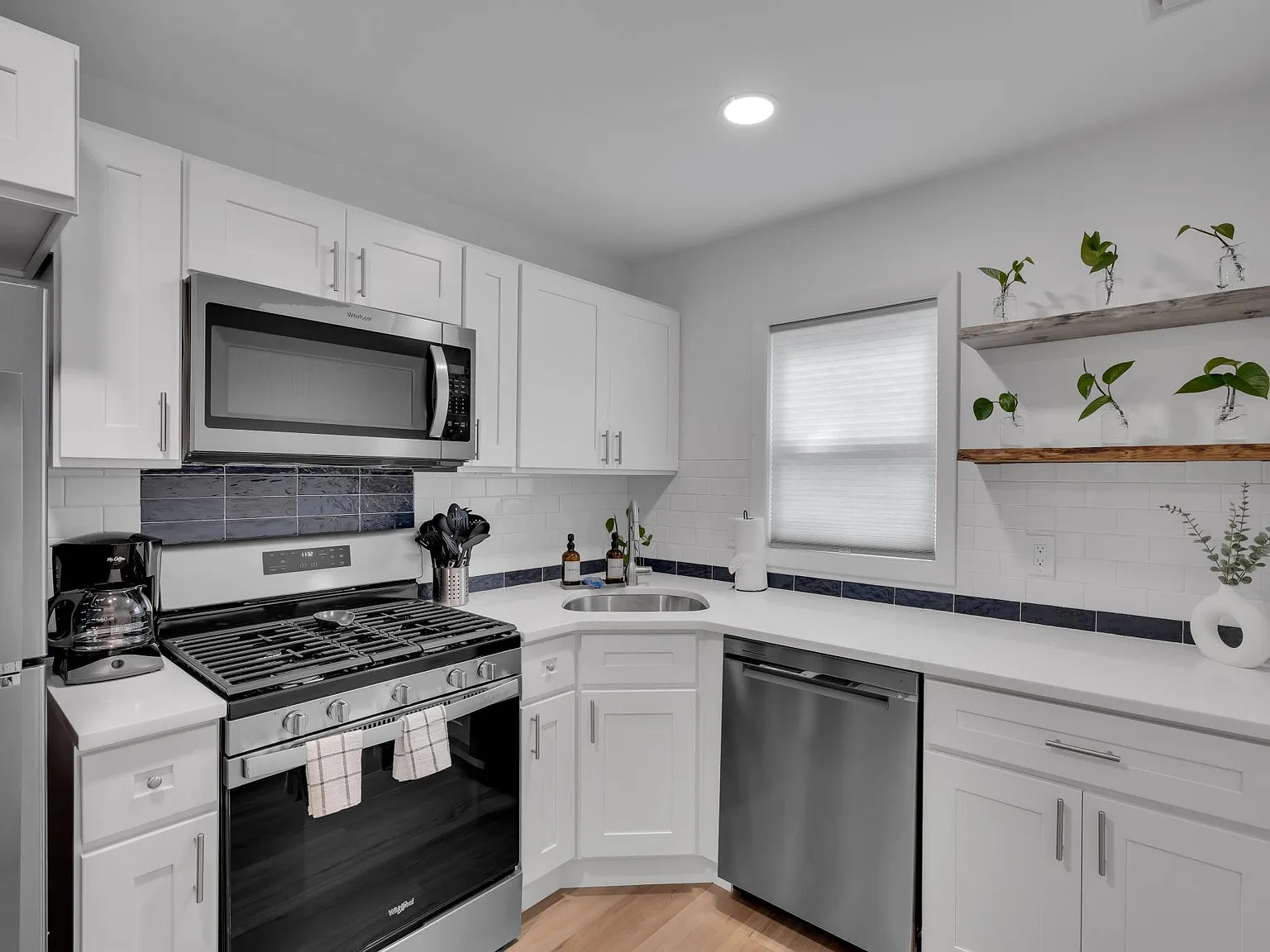 2 bed, 700 sqft, $2,400 — Photo 4