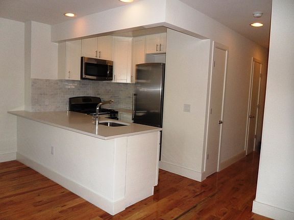 4th image of 323 Court St