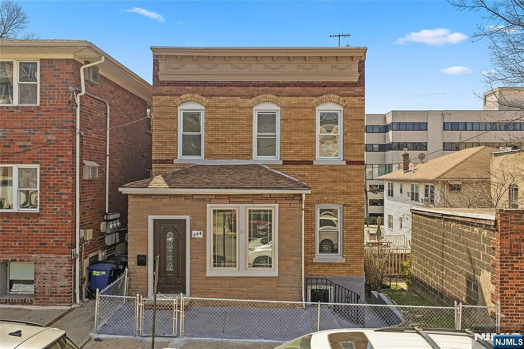 244 Lincoln Ave photo 1