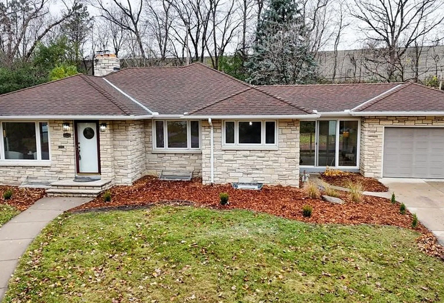 4 Bedroom 2 Bath Home in St. Louis Park! — Photo 1
