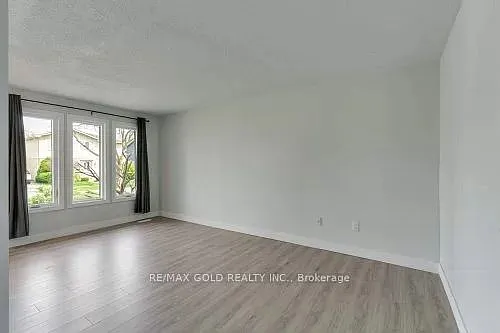 83 Speight Cres — Photo 4