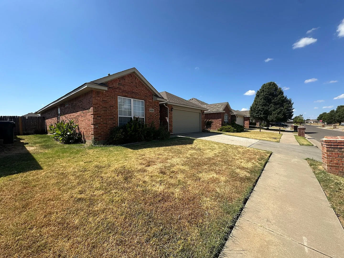 Nice 3 bed, 2 bath, 2 car garage — Photo 3