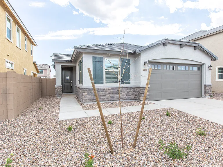 2243 E Ridgewood Ln — Photo 2
