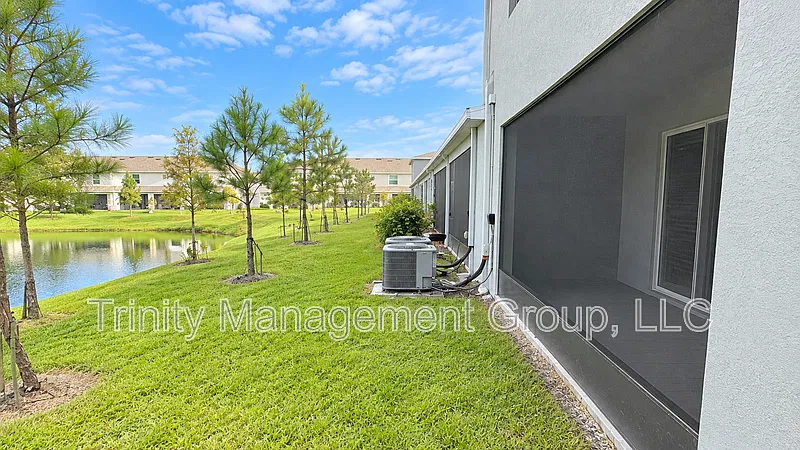 3 bed, 3.0 bath, 1758 sqft, $2,095 — Photo 2
