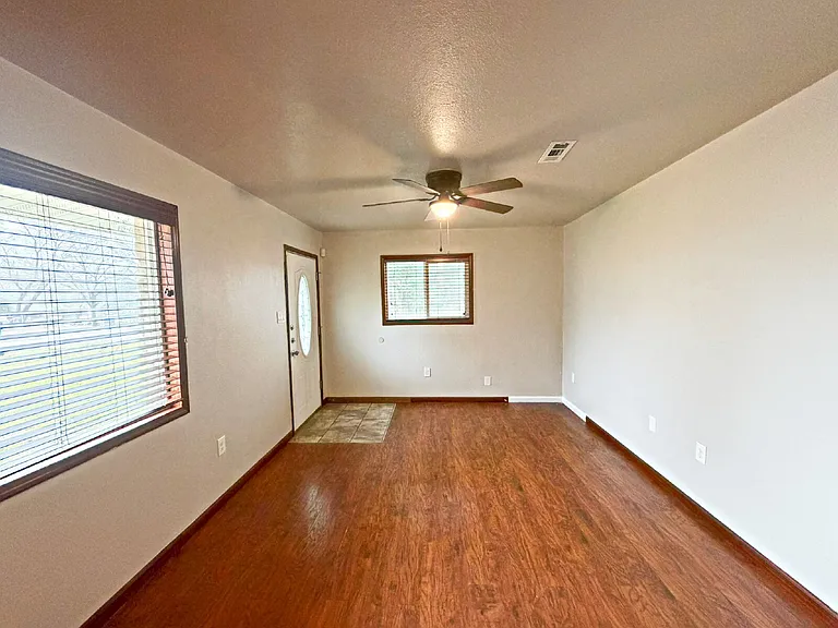 817 Zachry Dr — Photo 3