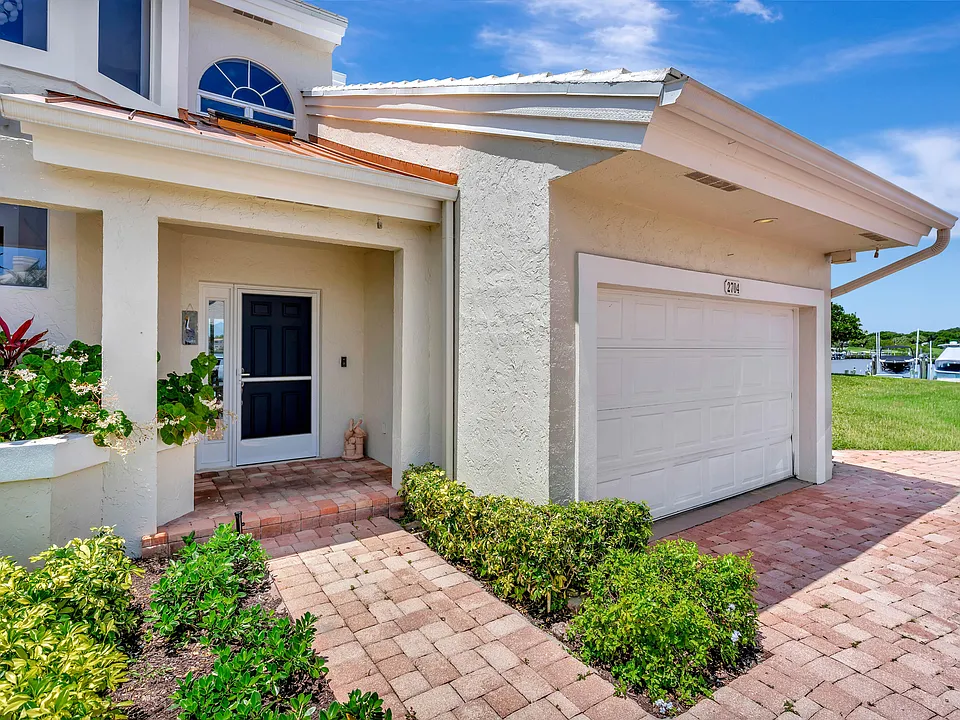 2704 Captains Way