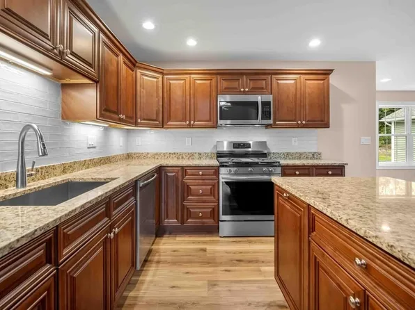 4 Sabrina Way #B, Agawam, MA 01001
