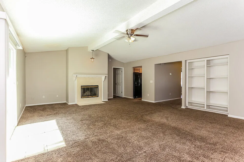 4 bed, 2.0 bath, 1946 sqft, $3,160 — Photo 3
