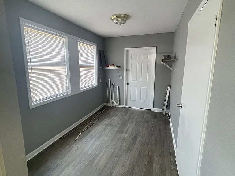 338 W Bay Ave — Photo 6